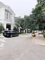Chính Chủ Bán Biệt Thự Nguyệt Quế, Hai Mặt Tiền, Diện Tích 380M2 Nội Thất Hiện Đại, Gần Biển Hồ.