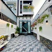Nhà lầu rộng 4 phòng ngủ gần trường đại học Võ Trường Toản