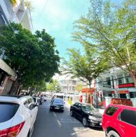  Cần bán nhà phố 3 tầng Mặt tiền đường Mê Linh, Phước Tiến, Nha Trang căn góc 8.2 tỷ