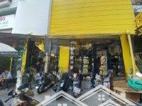 Nhà Ốp Kính Trưng Bày Trống Suốt Trong Con Hẻm Sầm Uất Thành Thái