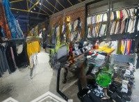 Nhà Ốp Kính Trưng Bày Trống Suốt Trong Con Hẻm Sầm Uất Thành Thái