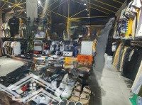 Nhà Ốp Kính Trưng Bày Trống Suốt Trong Con Hẻm Sầm Uất Thành Thái