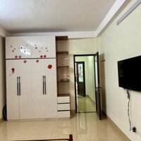 Bán nhà Dân xây Nguyễn Văn Linh, 40m,  nhỉnh 5 tỷ, Lh: 0984417892.