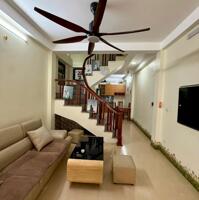 Bán nhà Dân xây Nguyễn Văn Linh, 40m,  nhỉnh 5 tỷ, Lh: 0984417892.