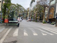 Bán Nhà Mặt Phố Bà Triệu. Vị Trí Đắc Địa, Kinh Doanh . Diện Tích: 270M2 X 4 Tầng, Mt: 9M. Giá: Thoả Thuận.