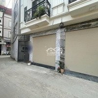 Chủ Phát Giá Thế Này Khách Em Đánh Nhau Mất
