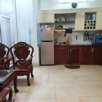 Cho Thuê Phòng Ngõ 310 Nghi Tàm, Tây Hồ. Vệ Sinh Ở Giữa Nhà Có Thang Máy. Ưu Tiên Nhận 1 Bạn Nữ