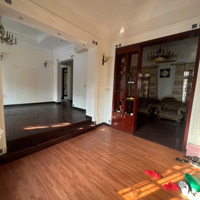 Cho Thuê Tầng 1 150M2 Trong Nhà Biệt Thự Gần Cầu Sài Gòn Đường 19B. Đủ Tiện Ích Xung Quanh