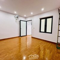 Mặt Phố Đê La Thành-Đống Đa, Lô Góc,Ô Tô Tránh, Kinh Doanh Sầm Uất, 75M,Mặt Tiền4.5M. 24Tỷ8
