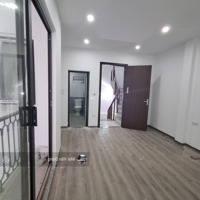 Bán Nhà Phố Đức Giang,5 Tầng 3 Ngủ, Ô Tô Đỗ Cổng, Ngõ Thông, Gần Đường 50M