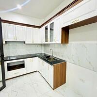 Căn Nhà mới xây – Kính coong– Nguyễn Khoái– gần phố – Full công năng.
