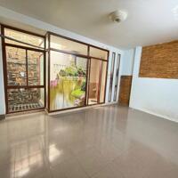 nhà trung tâm BMT hẻm 102 Nguyễn Tất Thành hẻm rộng thông thoáng Ô tô