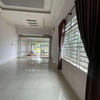 Cần Cho Thuê Nhà Mặt Tiền Vành Đaidiện Tích6X30 Nhà Đầy Đủ Tiện Nghi Sân Rộng Vài Chiếc Oto , Pkhach ,Bế