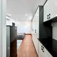 Căn hộ cho thuê cực phẩm ngay lòng quận 10, phòng ngủ có cửa sổ, view siêu đẹp, gần ueh
