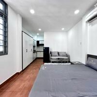 Căn hộ cho thuê cực phẩm ngay lòng quận 10, phòng ngủ có cửa sổ, view siêu đẹp, gần ueh
