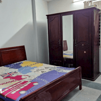 Chính chủ cho thuê nhà 3 tầng nguyên căn với 4 PN có điều hòa , 4 WC, bếp ăn. Nội thất cơ bản. Có máy giặt, wifi. Nhà có ban công, sân thượng rất thoáng mát.