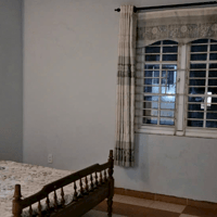 Chính chủ cho thuê nhà 3 tầng nguyên căn với 4 PN có điều hòa , 4 WC, bếp ăn. Nội thất cơ bản. Có máy giặt, wifi. Nhà có ban công, sân thượng rất thoáng mát.