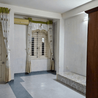 Chính chủ cho thuê nhà 3 tầng nguyên căn với 4 PN có điều hòa , 4 WC, bếp ăn. Nội thất cơ bản. Có máy giặt, wifi. Nhà có ban công, sân thượng rất thoáng mát.