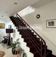 Cho thuê biệt thự Thảo Điền, 350m2, 3 tầng, sần vườn, hồ bơi, 4PN, khu an ninh