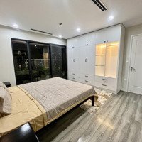 (Hiếm) Chính Chủ Bán Căn 2 Phòng Ngủ- 2 Vệ Sinh Ban Công Đông Nam, 2 Ngủ Đều Đón Sáng. Giá Bán 9,6 Tỷ Royal City
