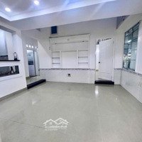Nhà Nguyễn Văn Cừ, Xe Hơi Đậu Trước Nhà, 3 Phòng Ngủ, Khu An Ninh