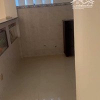 Nhà Nguyễn Văn Cừ, Xe Hơi Đậu Trước Nhà, 3 Phòng Ngủ, Khu An Ninh