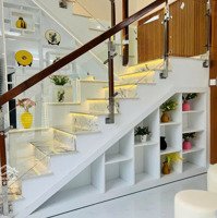 Nhà Đẹp Ô Tô Đổ Cửa Nở Hậu 5,5M Ban Công Rộng Rãi Sân Đậu Xe Mà Chỉ 2Tỷ550