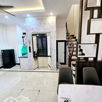 Cho Thuê Nhà Nguyên Căn Phố Ngọc Lâm 40M- 15 Triệuiệu - Ô Tô Đỗ Gần - Thang Máy - 3 Phòng Ngủ- Đủ Nội Thất