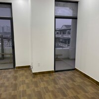 Cho thuê nguyên căn 5 tầng thông sàn tại Vinhomes Marina