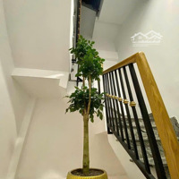 Chủ Gấp Bán Nhà Sát Mặt Tiền Đường Nhựa Nguyễn Thần Hiến Q4 ( 35M2 )