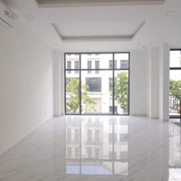 Cho Thuê Nhà Phố Vinhomes Grand Park Hoàn Thiện Có Thang Máy, Máy Lạnh 25 Triệu/Tháng