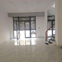 Cho Thuê Nhà Phố Vinhomes Grand Park Hoàn Thiện Có Thang Máy, Máy Lạnh 25 Triệu/Tháng