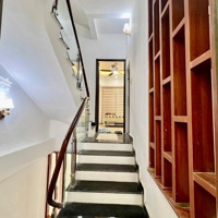 Bán Nhà Quận Long Biên 40M2-Hơn 6 Tỷ-Dân Xây-Ô Tô-Full Nội Thất-Pháp Lý Chuẩn-Sổ Vuông