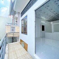 Nhà lầu rộng 3 phòng ngủ, gần siêu thị Vincom Hùng Vương