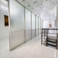 Nhà lầu rộng 3 phòng ngủ, gần siêu thị Vincom Hùng Vương