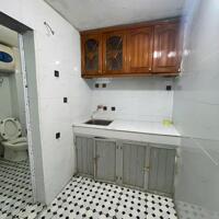 CC Cho thuê tập thể tầng 5 mặt phố Nguyên Hồng, cho hộ gia đình thuê ở lâu dài
