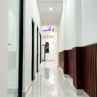 BÁN NHÀ MỚI CÓ SÂN ĐẬU Ô TÔ SAU ĐỀN THỜ PHẠM HÙNG, LONG PHƯỚC (GIÁP P4 TPVL)