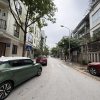 Bán Nhà Phân Lô Quận Cầu Giấy: - Diện Tích: 90M2 - Mt: 8.5M
- Nhà 5 Tầng Cũ. - Ngõ Phân Lô 2 Ô Tô Trán