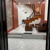 Bán nhà phố Giáp Bát, Hoàng Mai 40m, 4 tầng. Giá: 8.9 tỷ. LH: 0937158386
