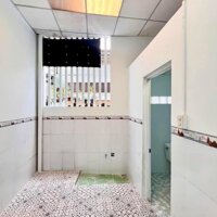 Cho thuê nhà trệt rộng 2 phòng ngủ, gần siêu thị Lotte và Đại học Kỹ Thuật