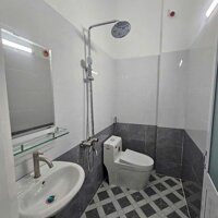 Nhà mới đầy đủ công năng đường 5m có sân xe cổng rào 2pn ngay metro q12