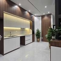 Văn Chương, Đống Đa.diện Tích25M2 X 5 Tầng,Mặt Tiền4,5M, Giá Bán 7,93 Tỷ. Thang Máy, Ngõ Thông, Vf3 Đỗ Cửa.