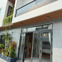 Bán Nhà Góc Biệt Thự Mini Mới Xây Xong- 8M X 19M Full Thổ Cư -Kẹt Việc Bán Lỗ 4Ty9 - Cách Chợ 1,5Km
