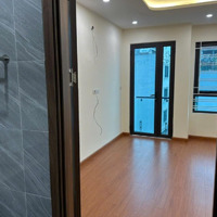 Bán Nhà - Mới Kong - Cứ Khối Long Biên- 6 Tầng Thang Máy - Ô Tô Vào Nhà. D.tích =30M2. Mtien = 4M.