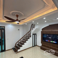 Bán Nhà Phố Cầu Giấy, Ô Tô Đỗ Cổng, Nhà Ngõ Riêng , Giá Bán 8.5 Tỷ