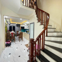 Hoàng Quốc Việt 40M2 5 Tầng Giá Chỉ 7.8 Tỷ ( Thương Lượng Nhẹ )