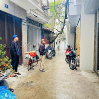 Hơn 12 Tỷ - Bán Nhà Nguyễn Khánh Toàn - 54M2 - Thang Máy - Ngõ Thông Tứ Tung - Nhà Mới