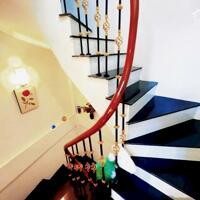 Bán nhà chính chủ phố Văn Cao, Ba Đình. DT 30m2 x 5 tầng x mt 4.2m, giá 6,9 tỷ