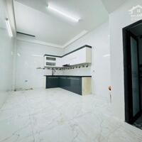 Bán 48,2m2 nhà dân xây đẹp 4,5 tầng tại tổ 16 Thạch Bàn, sát chợ Đồng Dinh. Cách 30m ra đường ô tô