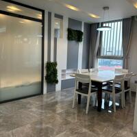 Cho thuê căn Penthouse Star Hill. DT 224m2- Nhà đẹp- 4 Phòng- 3 Toilet. View Thành Phố. Giá thuê 2.700 USD/Tháng
